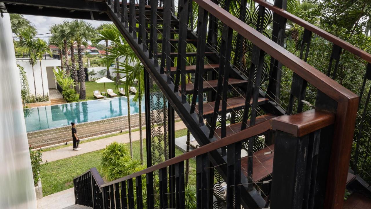 Shintana Saya La Maison Siem Reap Ngoại thất bức ảnh A spiral staircase