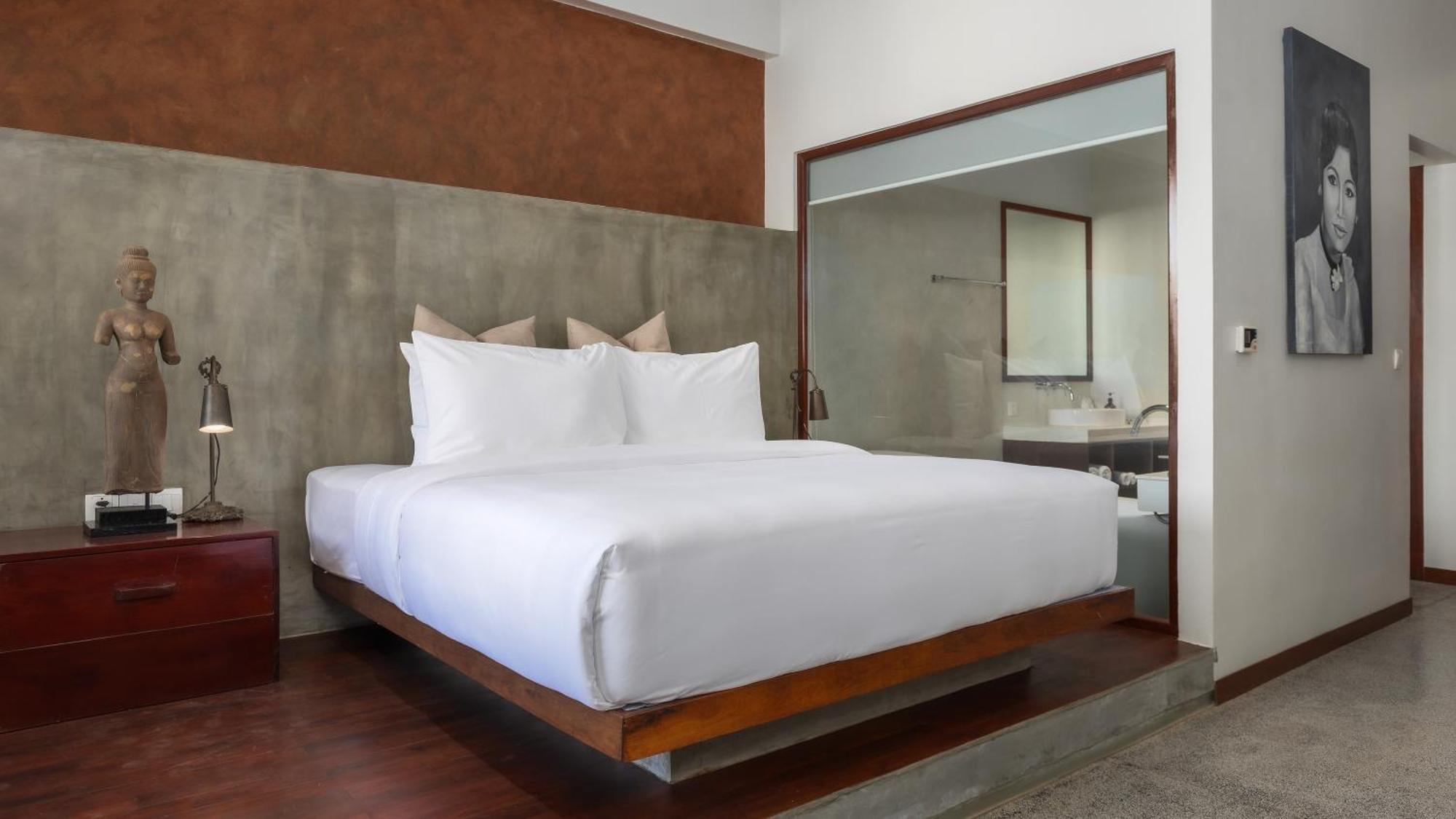 Shintana Saya La Maison Siem Reap Ngoại thất bức ảnh A bedroom at the hotel